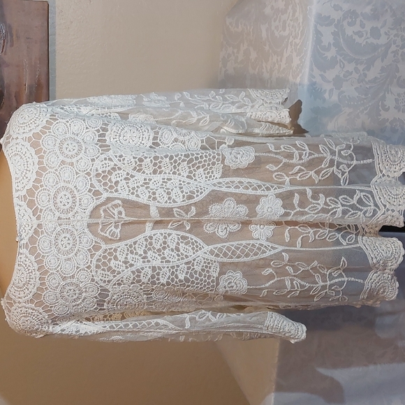 Beautiful all lace top. Long sleeves. No label or size.M. Pre-owned great con. - Picture 3 of 6
